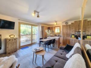 Appartement standing à Combloux avec balcon et parking - FR-1-560-156