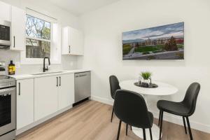 Cozy Saanich Cottage ideal location to UVIC and Downtown