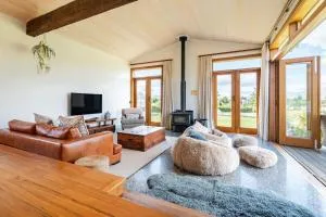 Luxury Wanaka villa, hot tub & mountain views - Terras