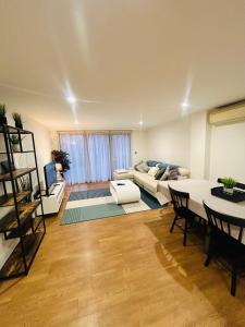 Zone 1 Modern 2 Bed 2 Bath Apt with outdoor space Hyde park