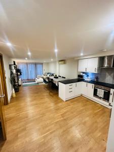 Zone 1 Modern 2 Bed 2 Bath Apt with outdoor space Hyde park