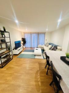 Zone 1 Modern 2 Bed 2 Bath Apt with outdoor space Hyde park