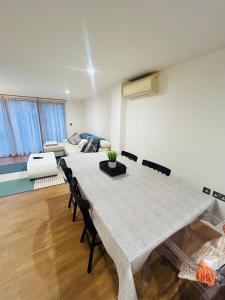 Zone 1 Modern 2 Bed 2 Bath Apt with outdoor space Hyde park