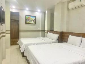 S H I N E Center Hotel