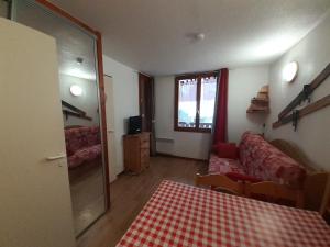 Studio en station avec balcon sud, proche remontées, Wi-Fi, parking gratuit - FR-1-561-136