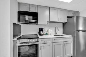 Boardwalk Resort Oceanfront Condo by Hosteeva