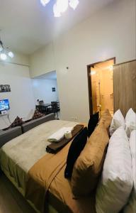Two Palm Tree Villas Condominium - Studio 1O with Balcony - Across Terminal 3 Airport
