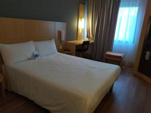 Standard Double Room - Mobility Accessible room in Ibis Girona