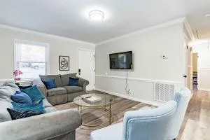 Renovated N Raleigh home with firepit wifi & king bed - Wake Forest