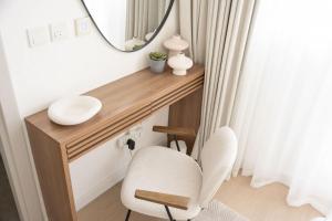 Free housekeeping visits during your stay - StayShort - 1 Bedroom that Sleeps 4 with Great City Views