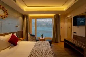 Divine Lake Cruise - Pratābnagar