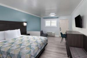 King Room - Non-Smoking room in Travelodge by Wyndham Lemoore Near Naval Air Station