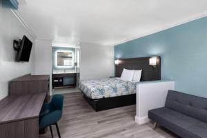 Studio King Suite - Non-Smoking room in Travelodge by Wyndham Lemoore Near Naval Air Station