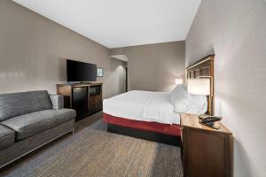 King Room with Sofa Bed and Study - Non-Smoking room in Hampton Inn New Bedford/Fairhaven