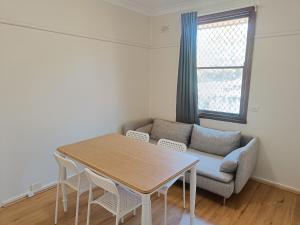 Comfortable Queen Room in Quiet House - E3