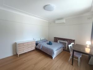 Comfortable Queen Room in Quiet House - E3