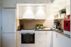 Guestly Homes - 1BR Scandinavian Comfort