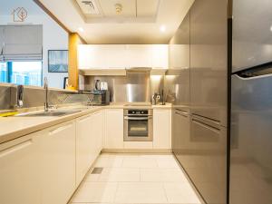 Spacious 1-Bed Apartment Next to Dubai Mall 157CL2-1
