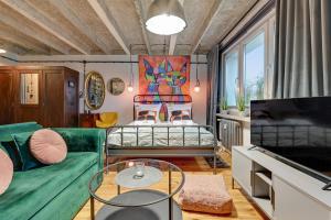 Cats & Crafts Loft by Downtown Apartments