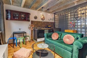 Cats & Crafts Loft by Downtown Apartments
