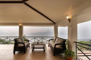 SaffronStays Blue Infinitum Lakeview, Pawna