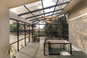 SaffronStays Blue Infinitum Lakeview, Pawna