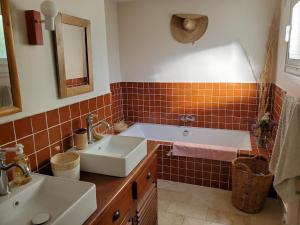 Maisons de vacances Charming Famillial House with pedestrian access to Village : photos des chambres