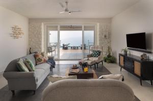 SaffronStays Blue Infinitum Lakeview, Pawna