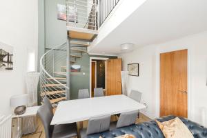 JOIVY Stylish 3 bed, 3 bath flat with Balcony in Old Town