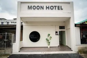 Moon Hotel - Kampong Badak