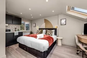 Radiant Studio Nook with Full Kitchen - London