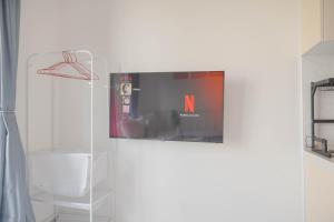 Comfy and Best Deal Studio Sky House BSD Apartment near AEON By Travelio