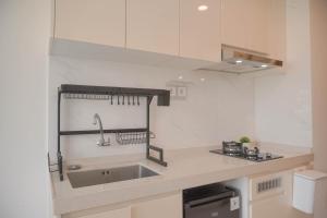 Comfy and Best Deal Studio Sky House BSD Apartment near AEON By Travelio