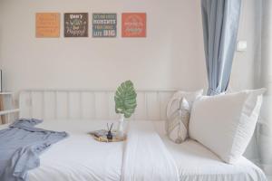 Comfy and Best Deal Studio Sky House BSD Apartment near AEON By Travelio