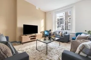 8BR Gem in Prime Location Perfect for Group Stays - London