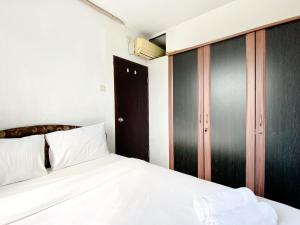 Warm and Cozy 2BR Mutiara Bekasi Apartment By Travelio