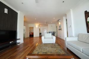 Colombo City 3 Bedroom Apartment with Pool Gym & Workdesk