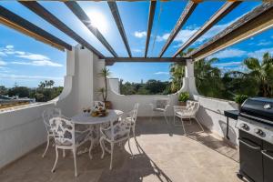 Modern 3 BDRM Apt with Sea Views & Pool Newly Renovated