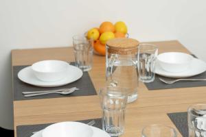 Przestronny Apartament w Jastrzębiej Górze z Parkingiem, Biurkiem i Balkonem by Noclegi Renters