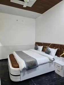 Kamal Dham - Govardhan