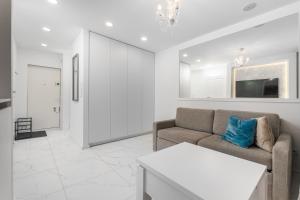 Aleja Jana Pawła II 20 B by Homeprime