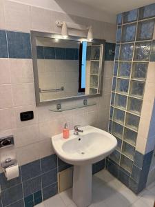 Studio - Sleeps 2 -Smoking on balcony - Pets -Wifi