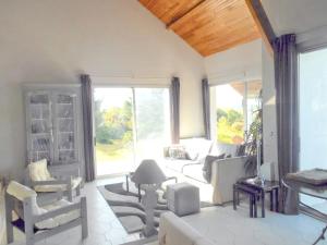 Maisons de vacances Maison de charme a Reugny avec jardin et vue sur montagne : photos des chambres