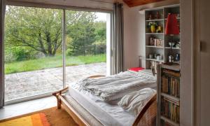 Maisons de vacances Maison de charme a Reugny avec jardin et vue sur montagne : photos des chambres