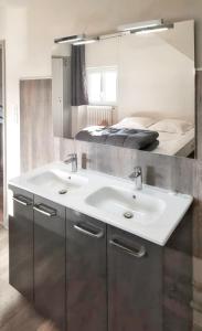 Maisons de vacances Maison spacieuse a Montsalvy avec grand jardin et terrasse : photos des chambres