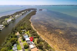 Tranquil Retreat by the Lake with Hot Tub - Tuggerah