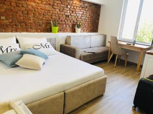 SELA RENT- Central Studios & Optional Car Hire