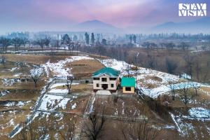 StayVista at Riverscape with Views, WiFi, Heater
