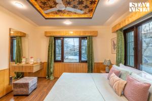 StayVista at Riverscape with Views, WiFi, Heater