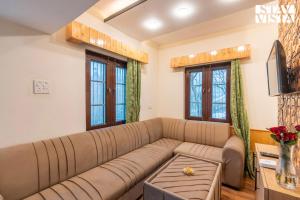 StayVista at Riverscape with Views, WiFi, Heater